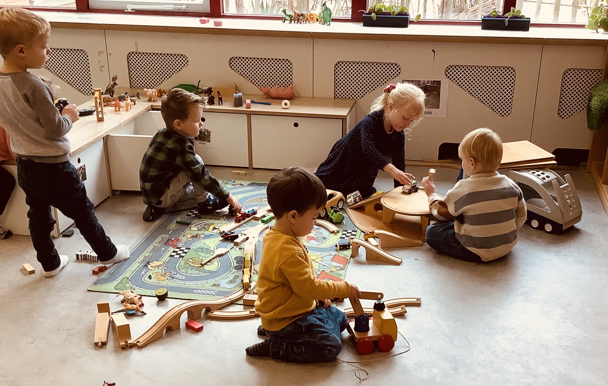 Spelen en muziek maken bij de peutergroep