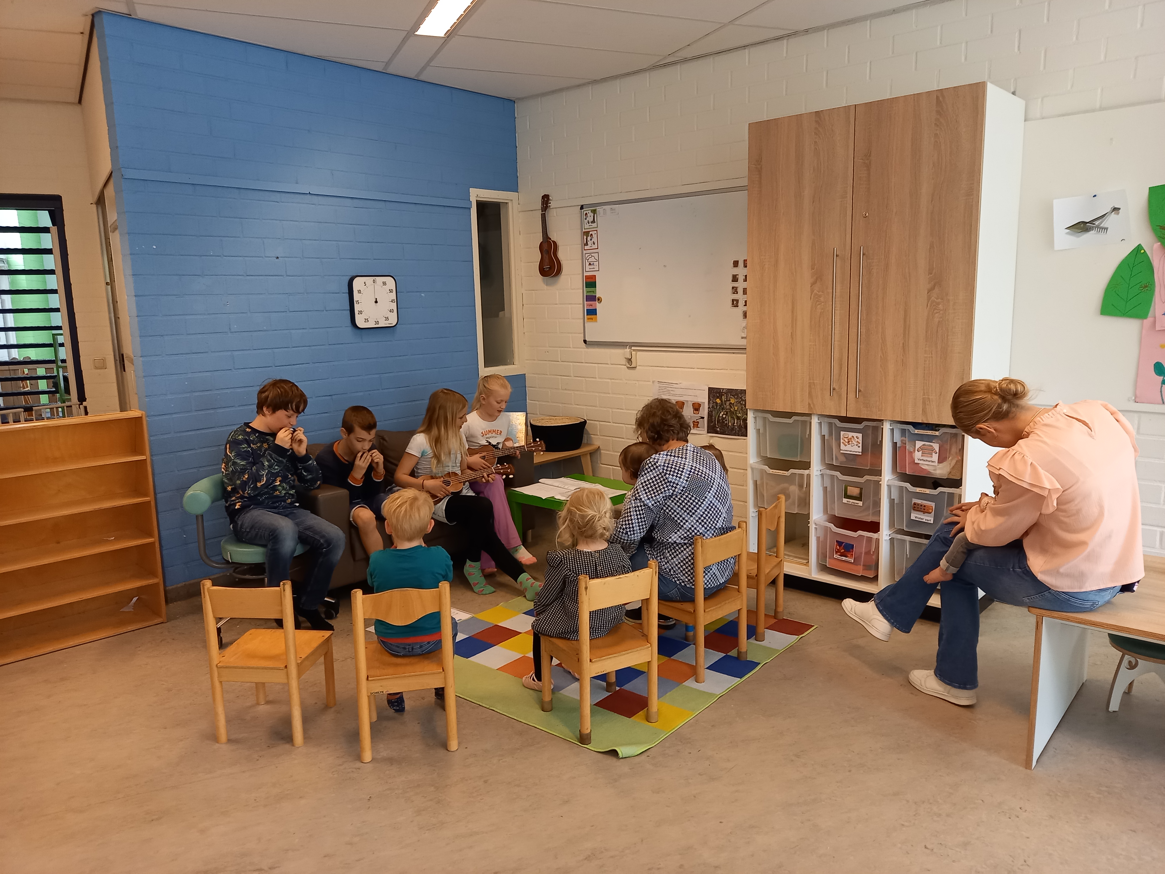 Groep 5-6 maakt muziek met baby's en peuters 