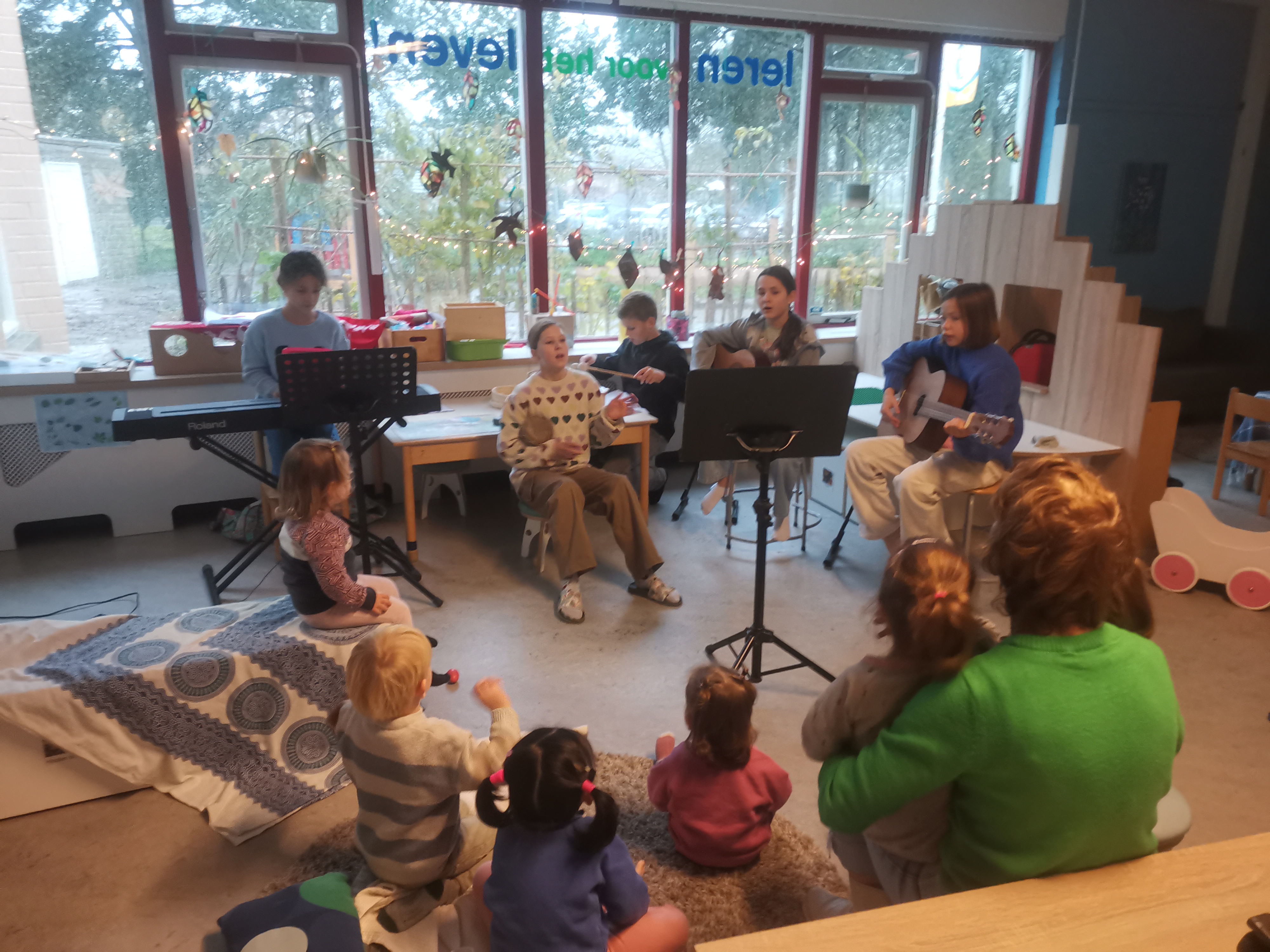 Groep 7-8, baby's en peuters maken samen muziek 