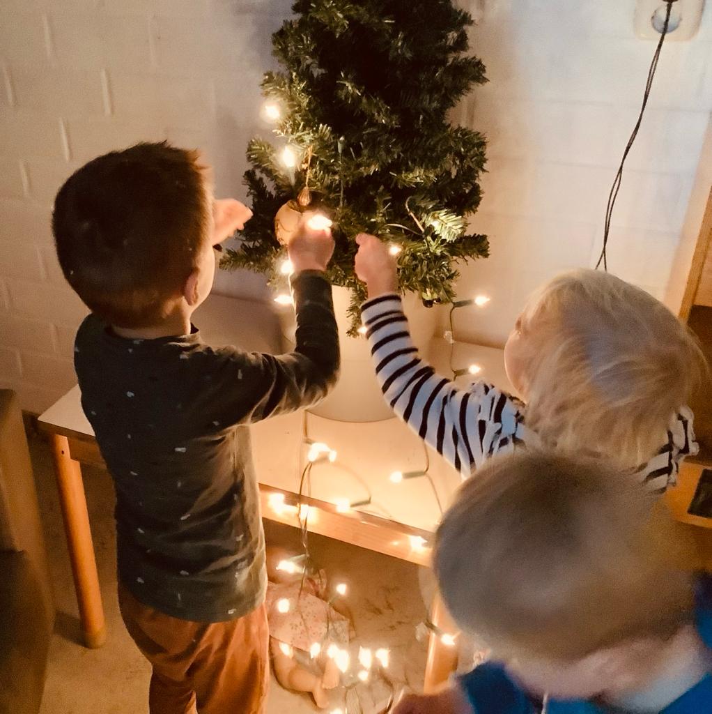 Kersthulpjes bij de opvang