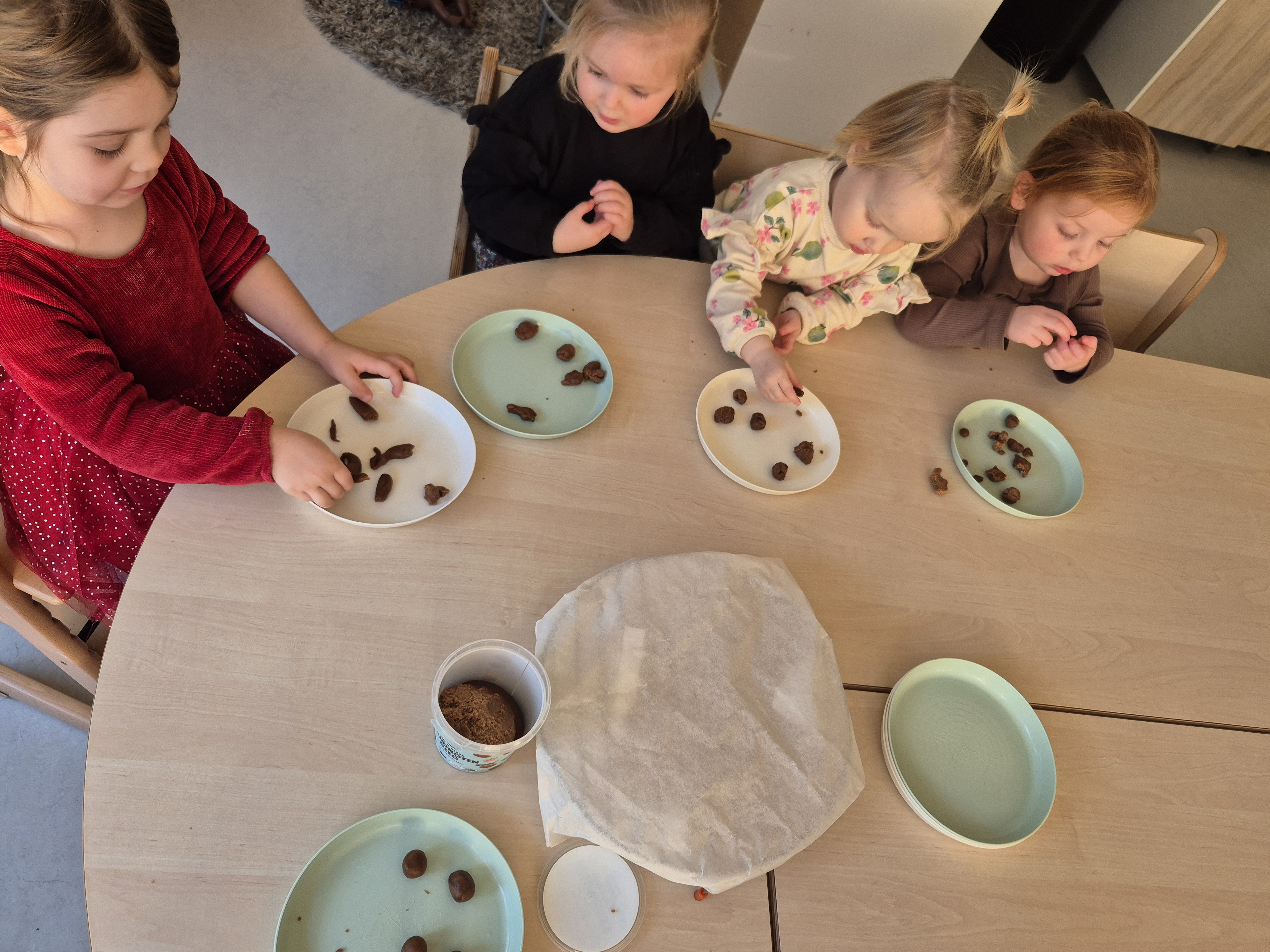Pepernotenbakken bij de peuters